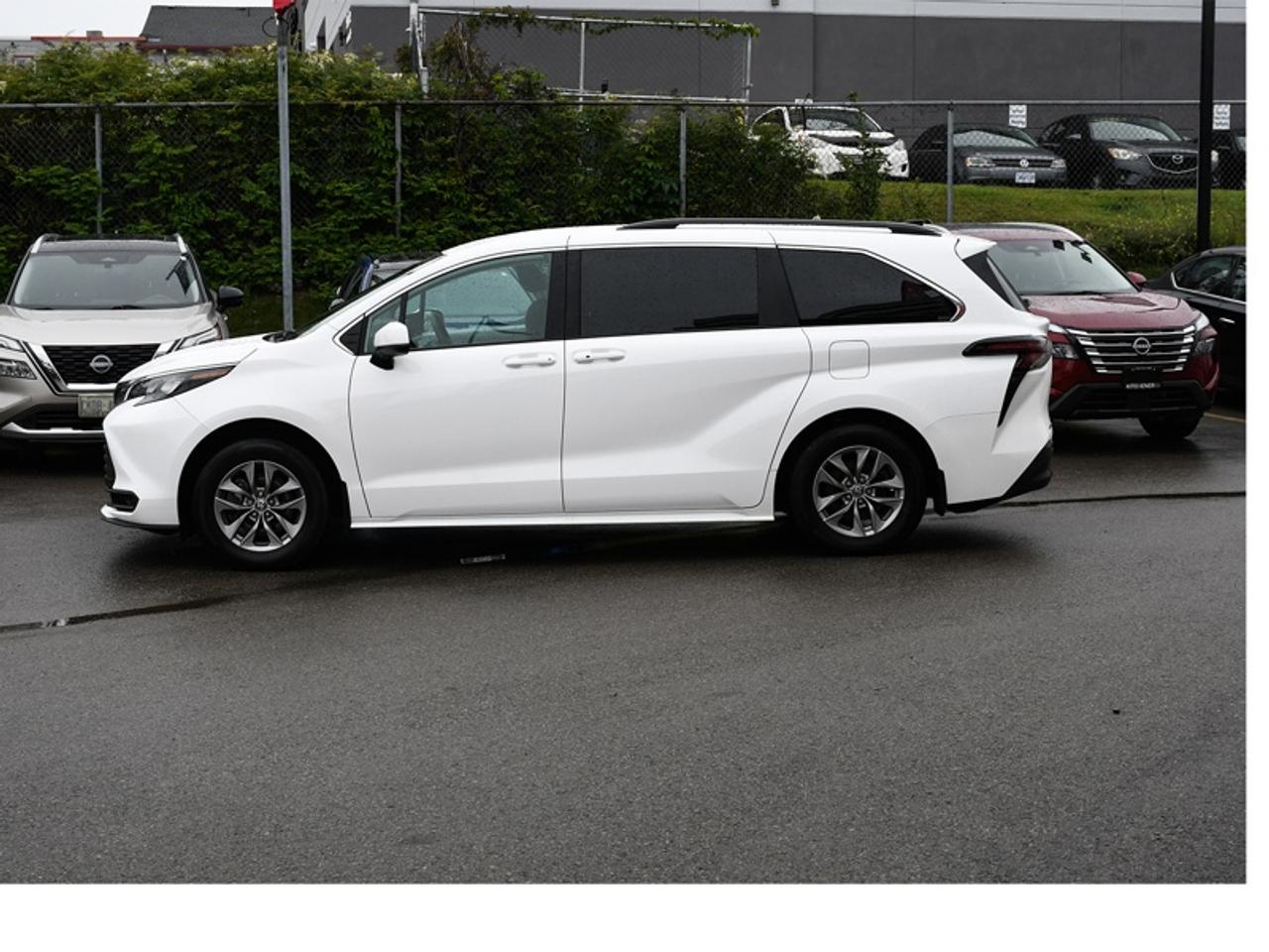 2025 Toyota Sienna LE 8-Passenger   Adaptive Cruise   Rear Cam   CarPlay   Android Auto Photo
