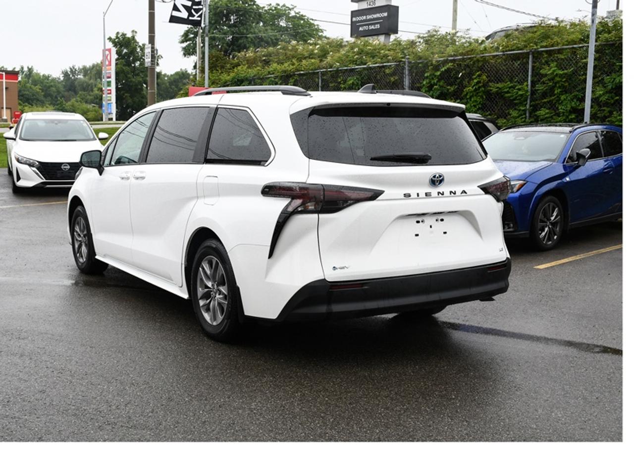 2025 Toyota Sienna LE 8-Passenger   Adaptive Cruise   Rear Cam   CarPlay   Android Auto Photo