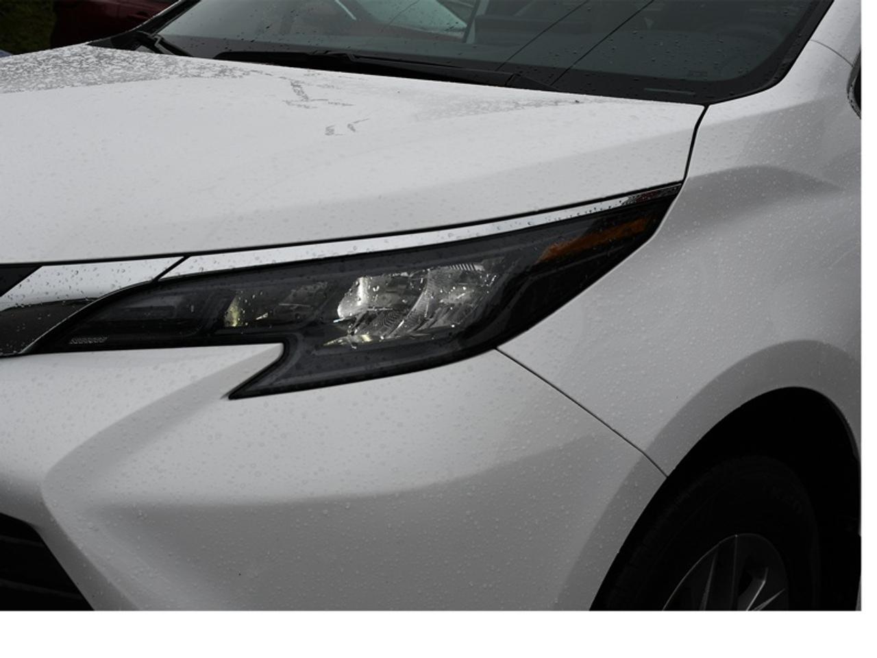 2025 Toyota Sienna LE 8-Passenger   Adaptive Cruise   Rear Cam   CarPlay   Android Auto Photo