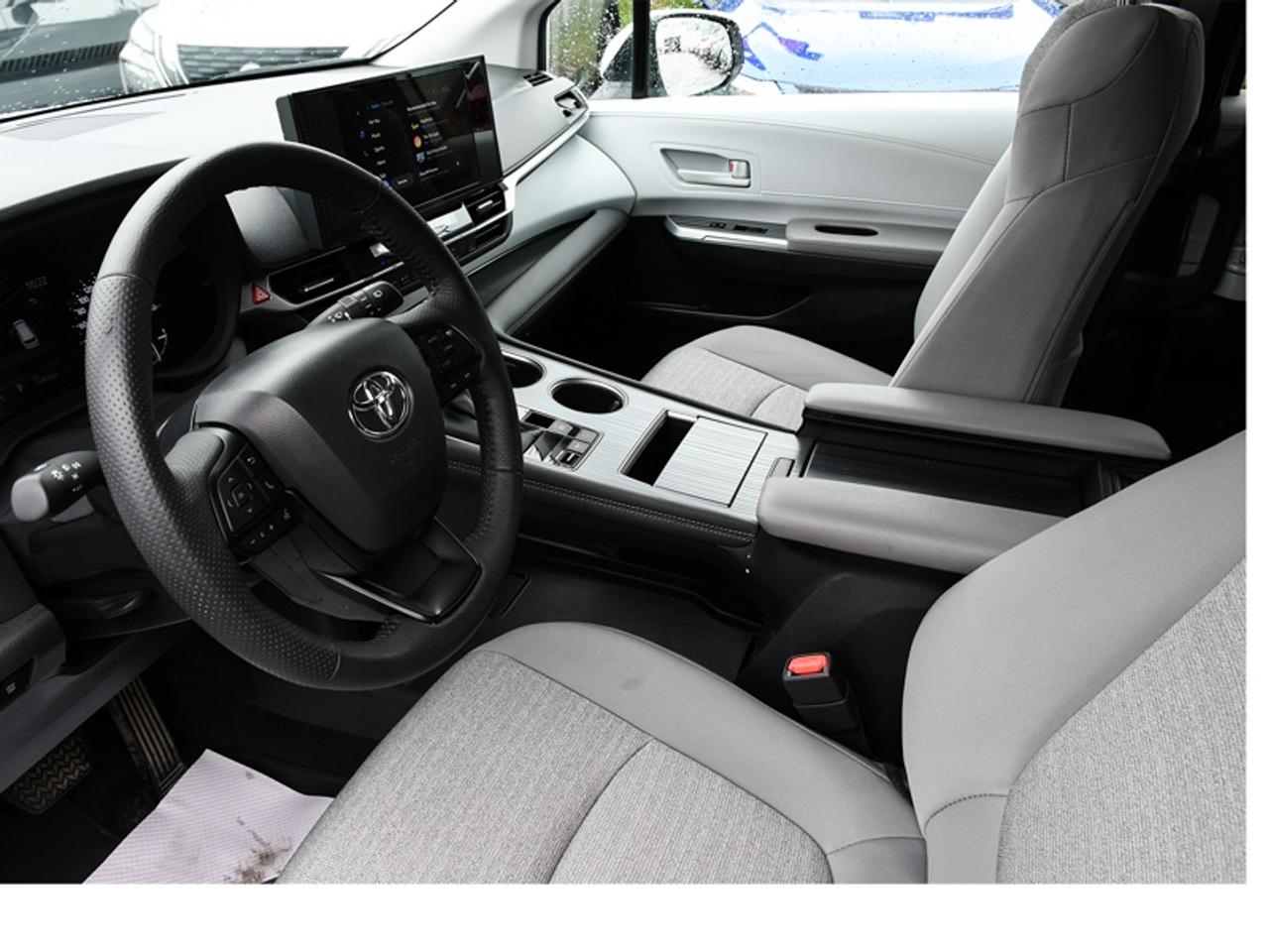 2025 Toyota Sienna LE 8-Passenger   Adaptive Cruise   Rear Cam   CarPlay   Android Auto Photo