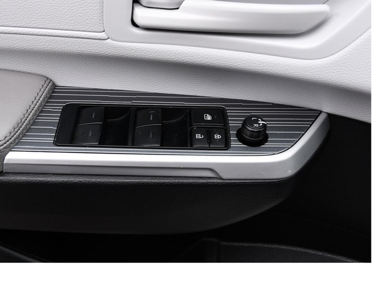 2025 Toyota Sienna LE 8-Passenger   Adaptive Cruise   Rear Cam   CarPlay   Android Auto Photo