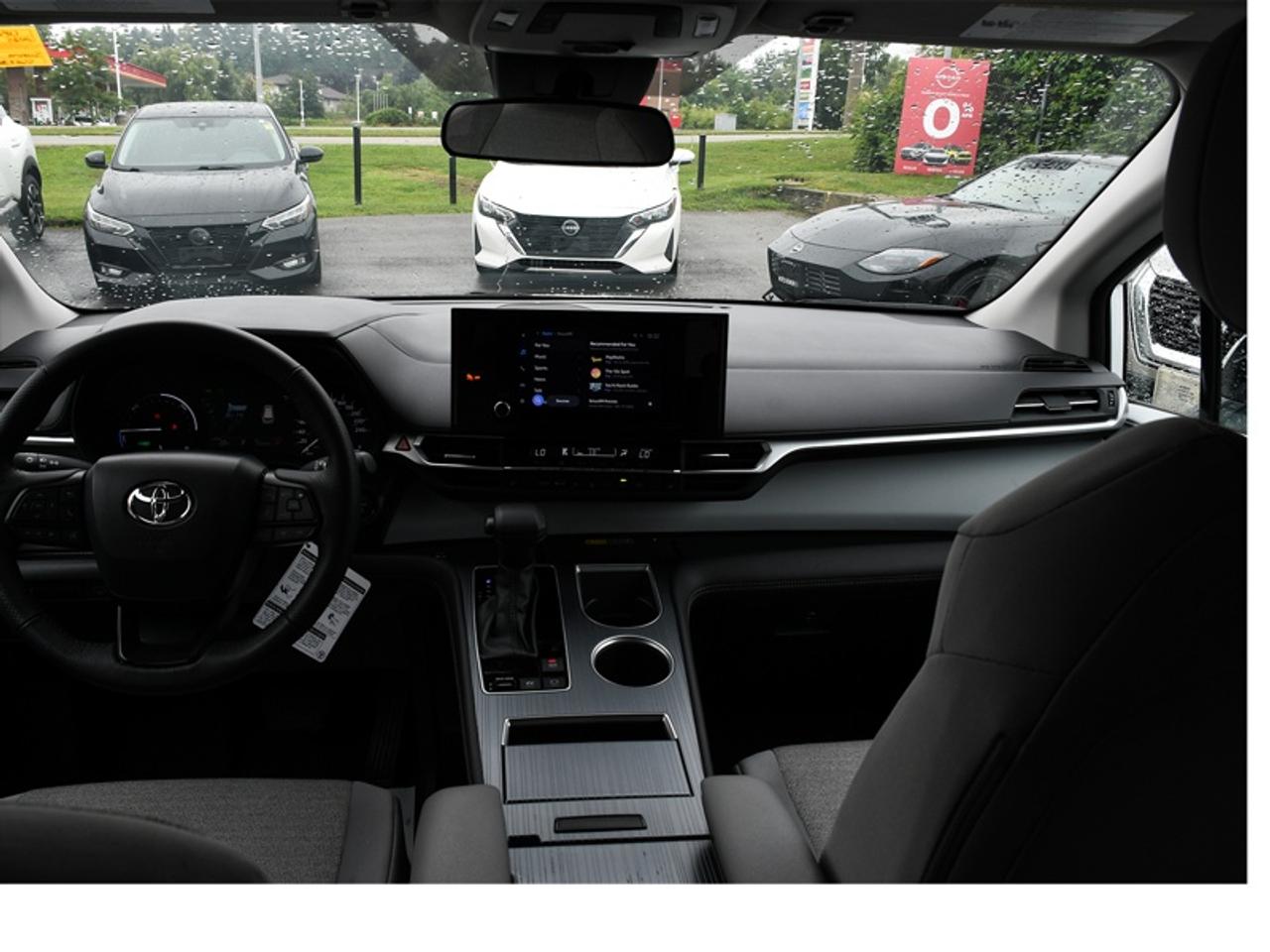 2025 Toyota Sienna LE 8-Passenger   Adaptive Cruise   Rear Cam   CarPlay   Android Auto Photo