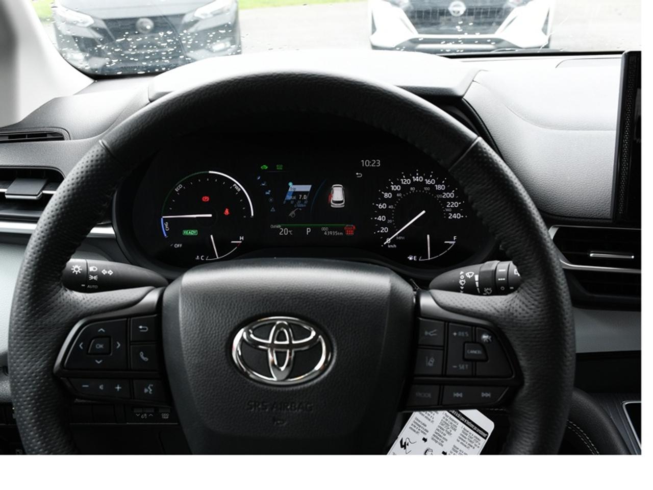 2025 Toyota Sienna LE 8-Passenger   Adaptive Cruise   Rear Cam   CarPlay   Android Auto Photo