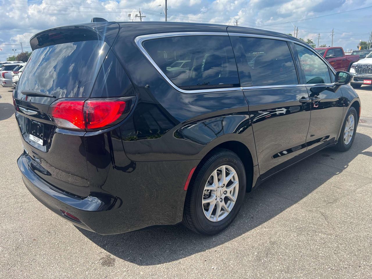 2024 Chrysler Grand Caravan SXT *FULL STOW-N-GO *HEATED SEATS *PWR DOORS/GATE Photo3