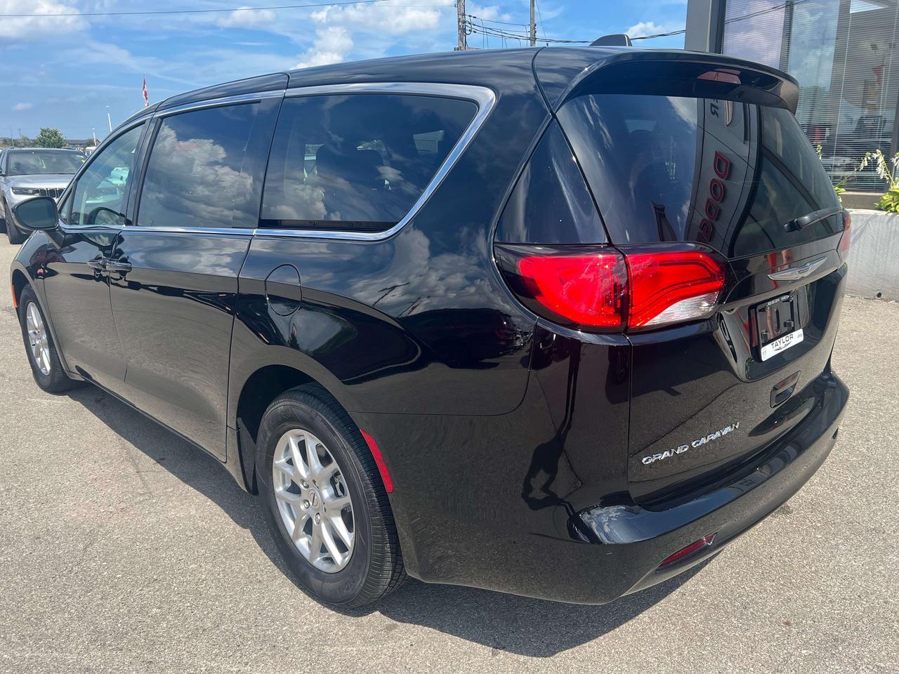2024 Chrysler Grand Caravan SXT *FULL STOW-N-GO *HEATED SEATS *PWR DOORS/GATE Photo