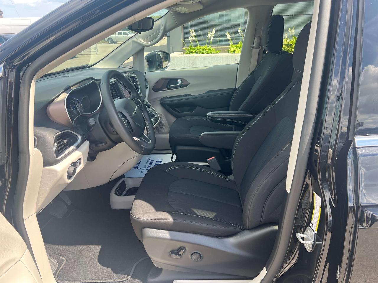 2024 Chrysler Grand Caravan SXT *FULL STOW-N-GO *HEATED SEATS *PWR DOORS/GATE Photo