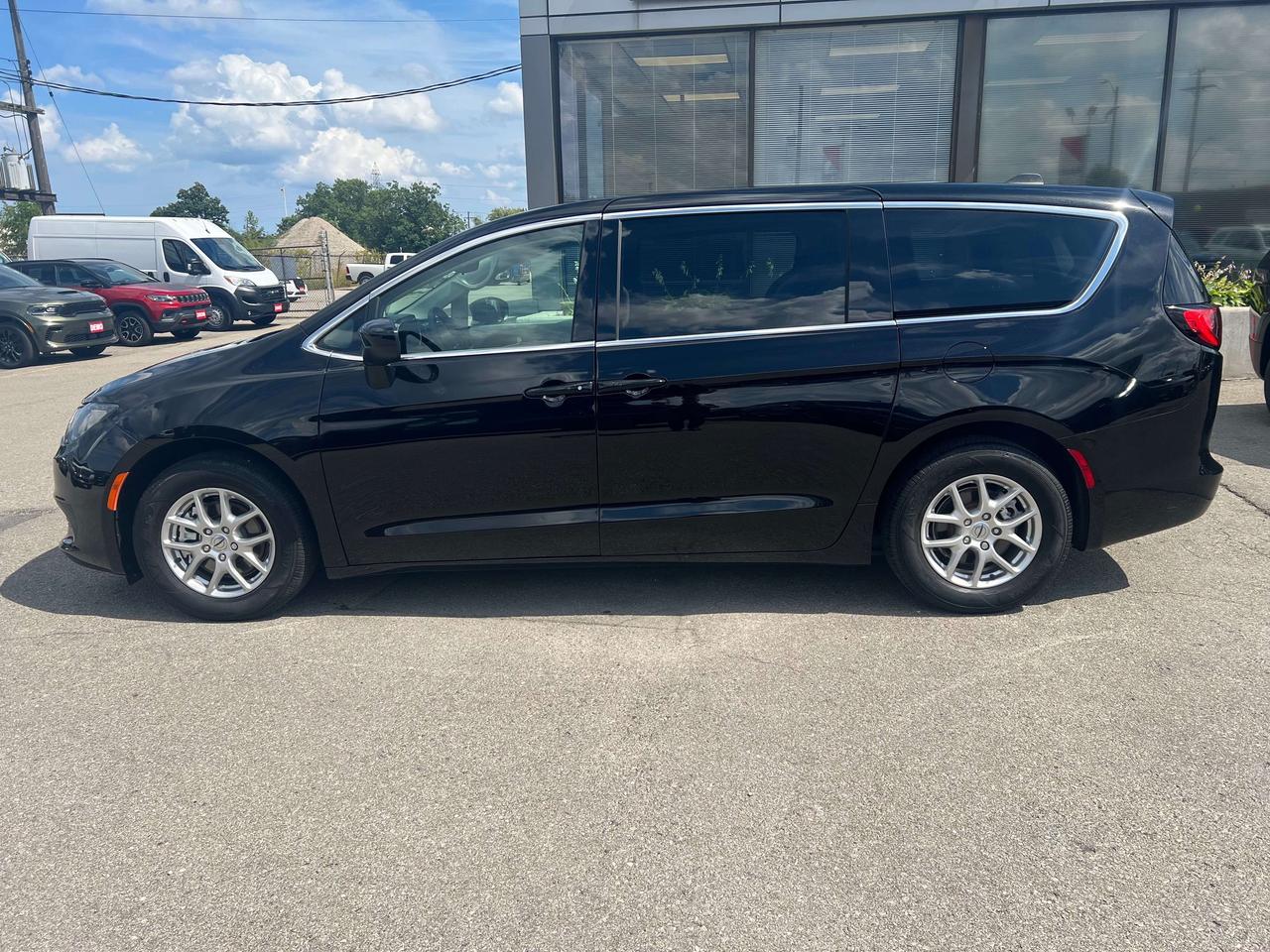 2024 Chrysler Grand Caravan SXT *FULL STOW-N-GO *HEATED SEATS *PWR DOORS/GATE Photo