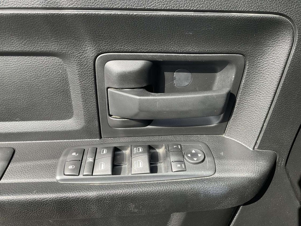 2020 RAM 1500 Express Crew Cab SWB 4WD - HEMI! BACK-UP CAM! REMOTE START! HTD SEATS! Photo