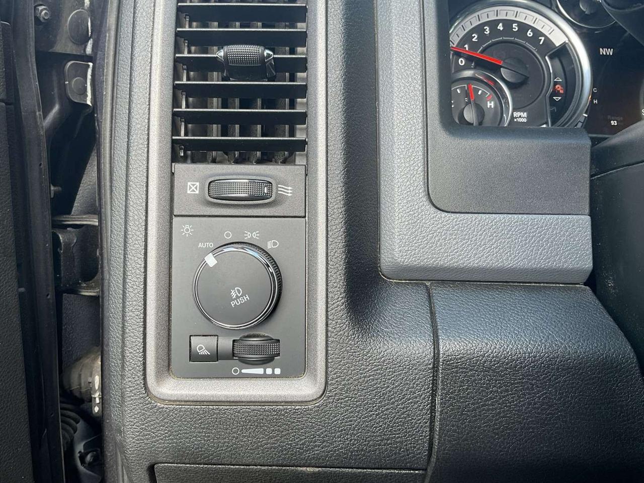 2020 RAM 1500 Express Crew Cab SWB 4WD - HEMI! BACK-UP CAM! REMOTE START! HTD SEATS! Photo