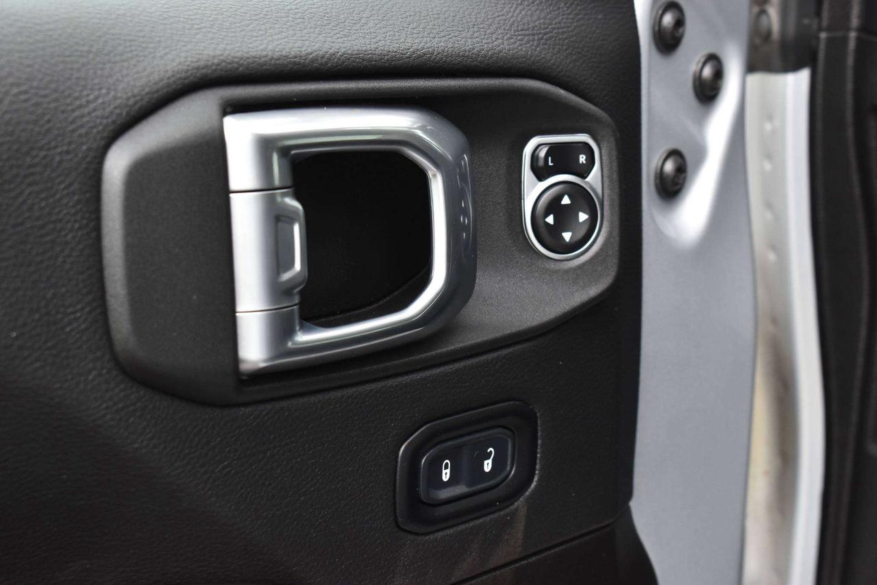 2024 Jeep Wrangler Sahara Photo