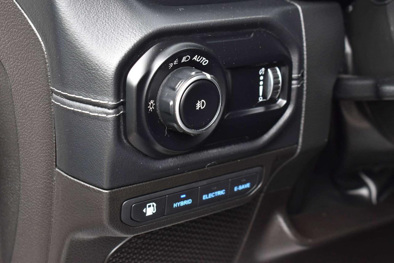 2024 Jeep Wrangler Sahara Photo