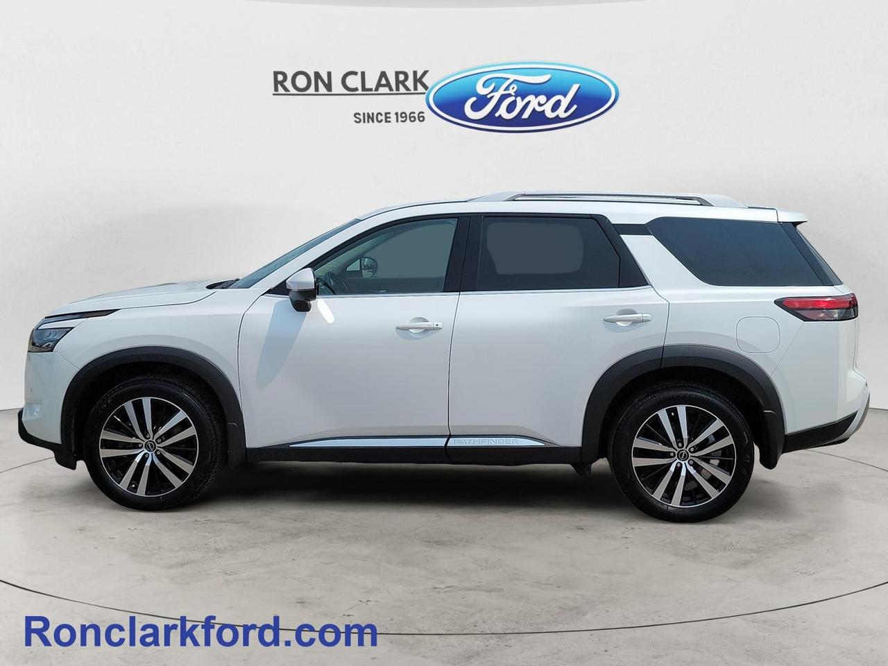2025 Nissan Pathfinder Platinum 4dr 4x4 Photo3