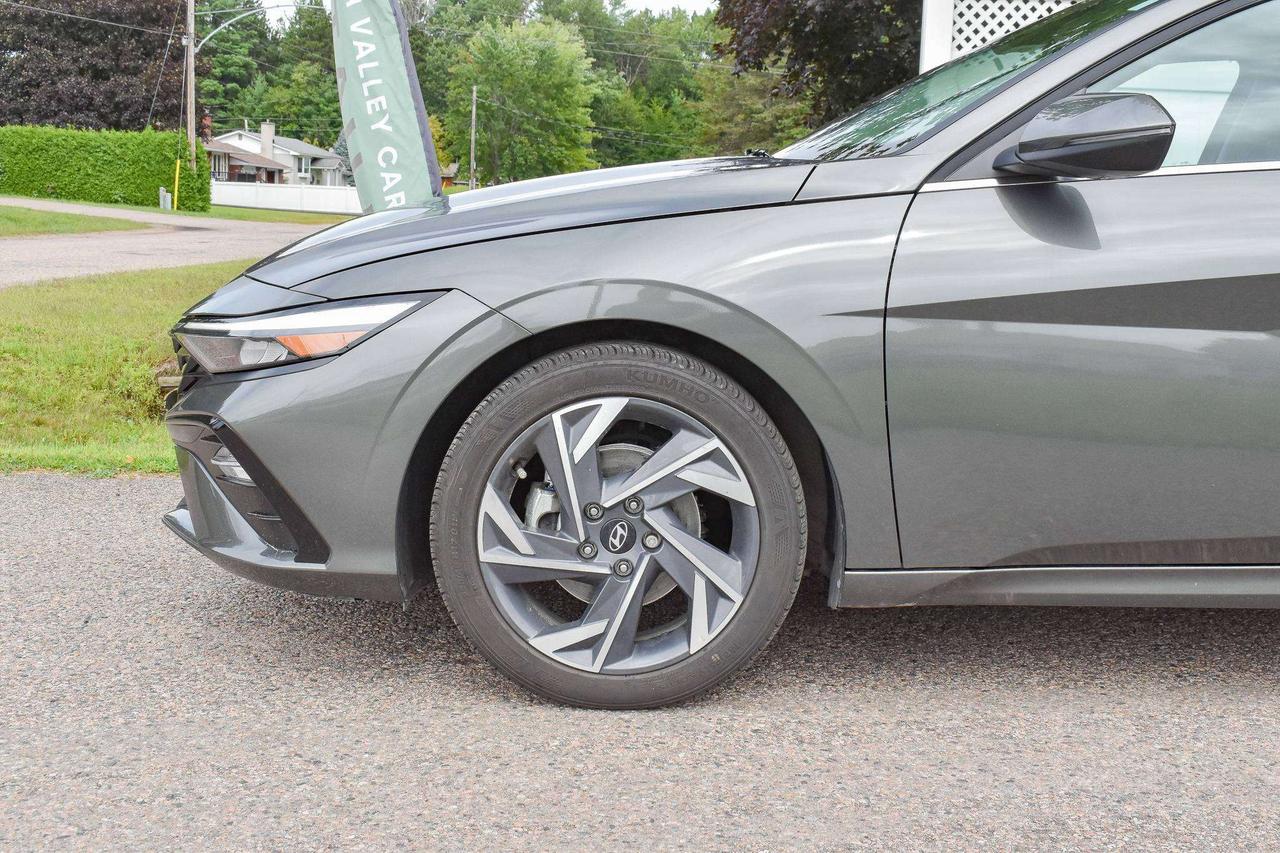 2025 Hyundai Elantra Luxury Photo3