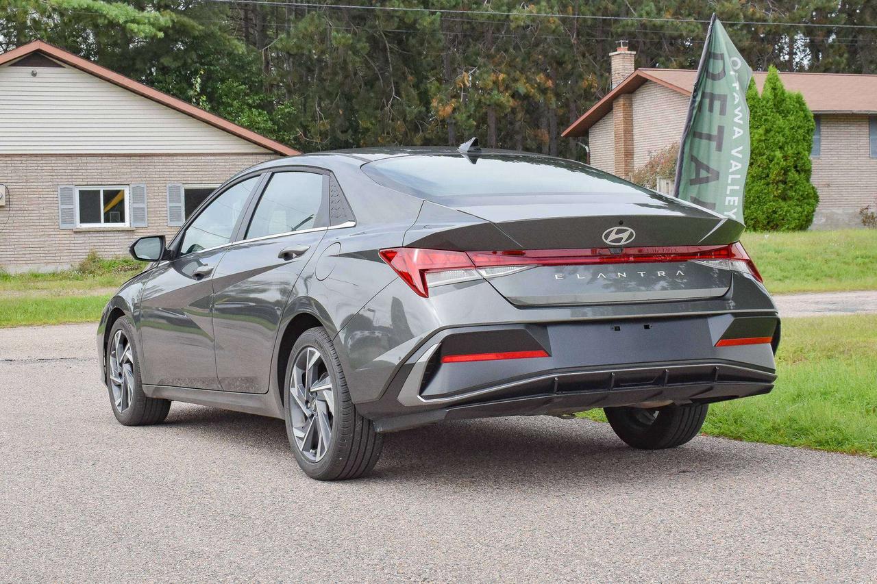 2025 Hyundai Elantra Luxury Photo