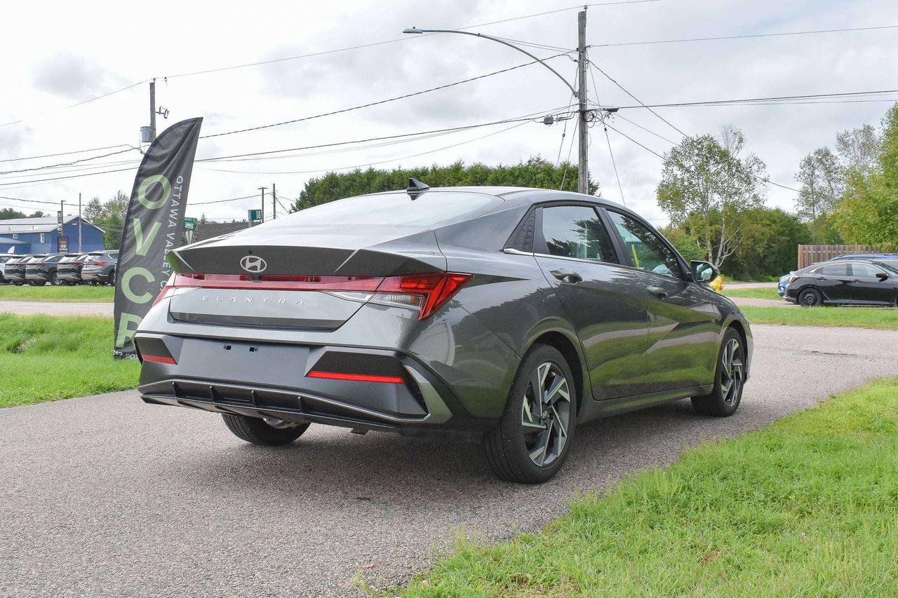 2025 Hyundai Elantra Luxury Photo