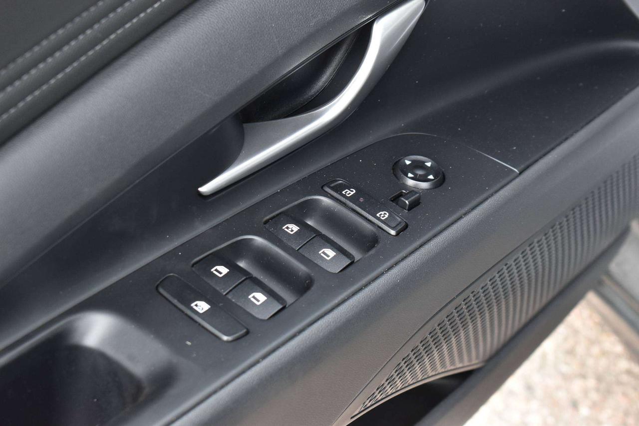 2025 Hyundai Elantra Luxury Photo