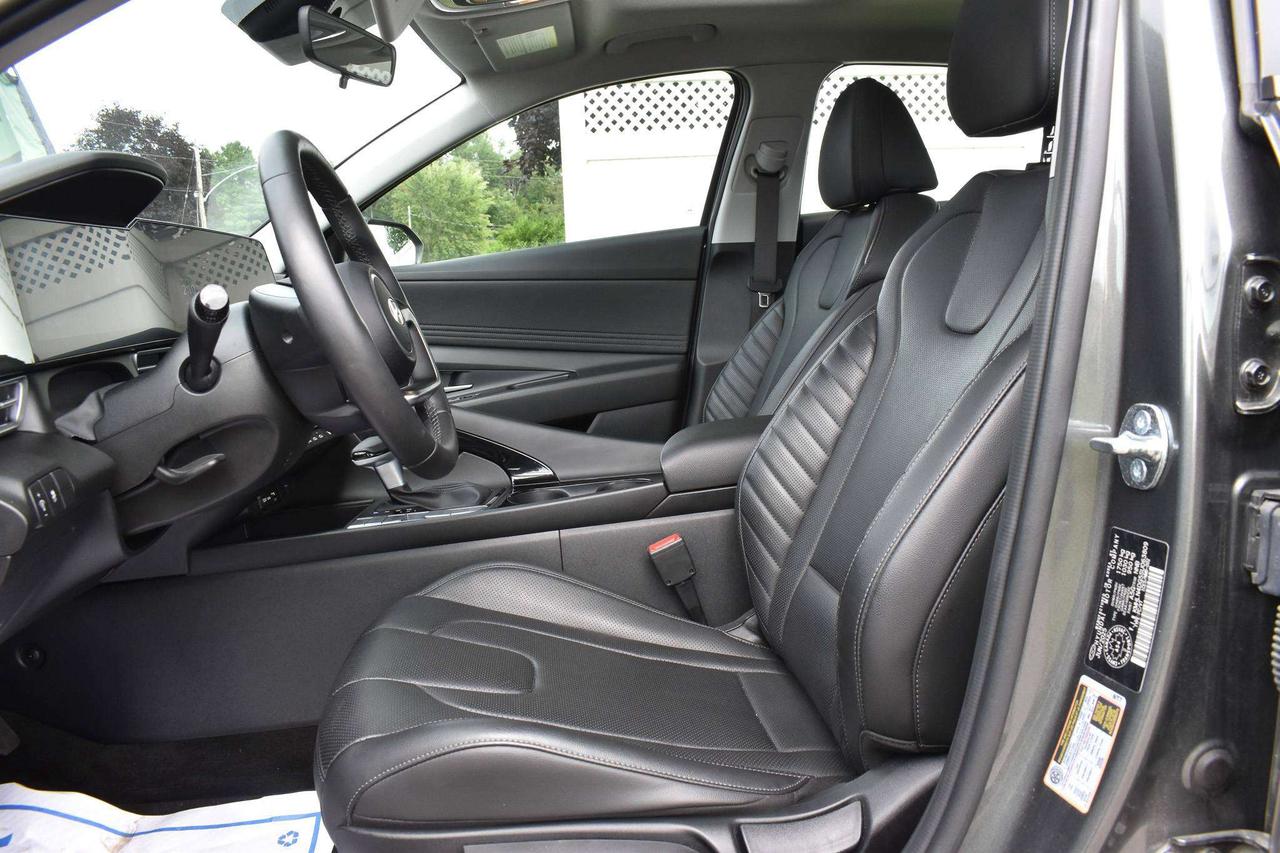 2025 Hyundai Elantra Luxury Photo