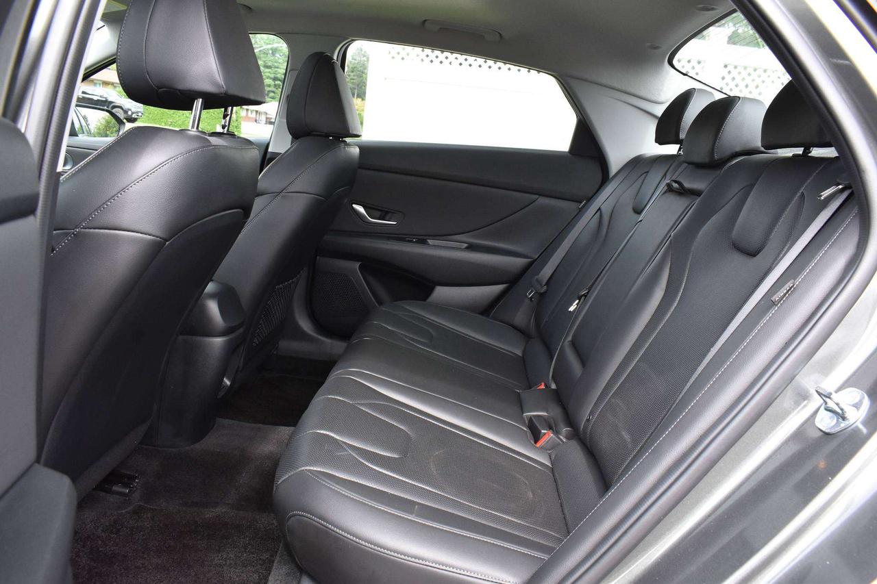2025 Hyundai Elantra Luxury Photo