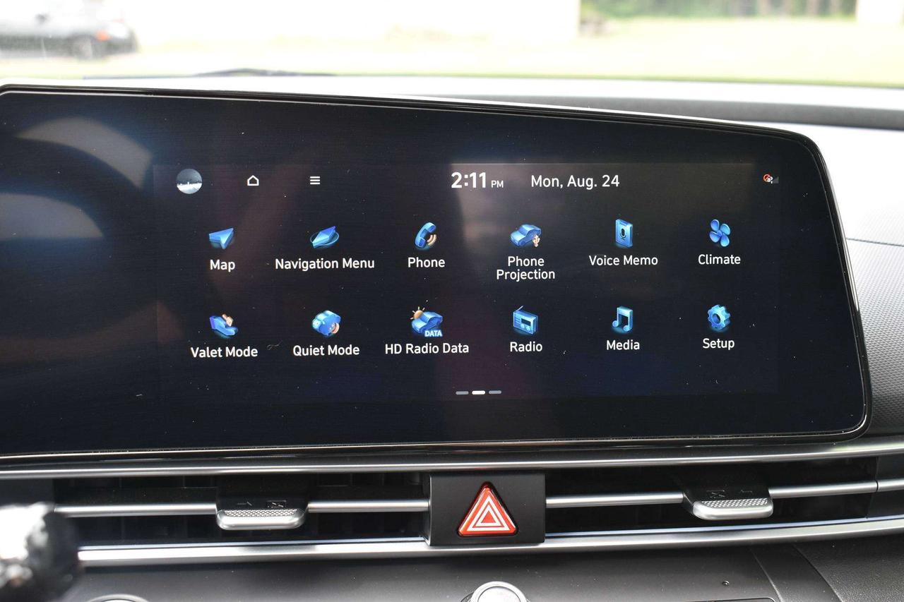 2025 Hyundai Elantra Luxury Photo