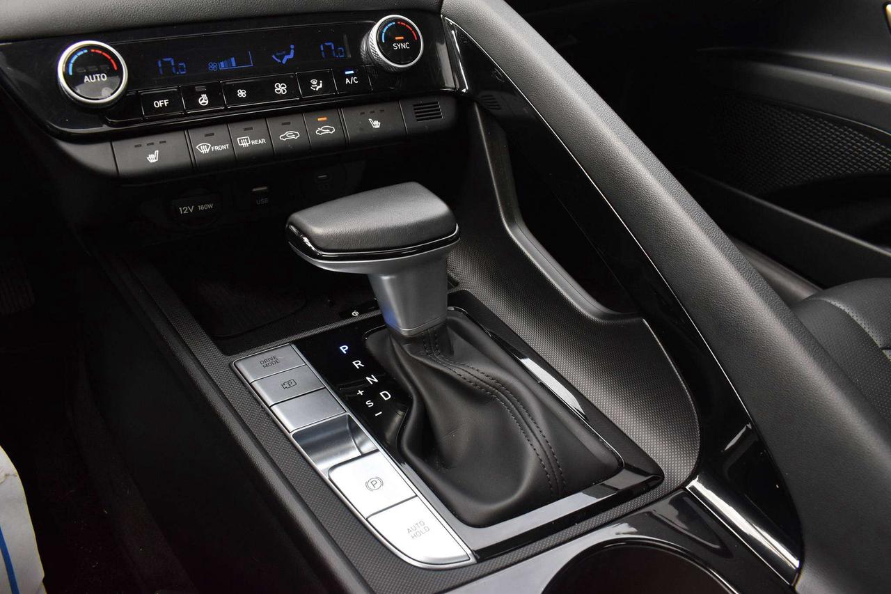 2025 Hyundai Elantra Luxury Photo