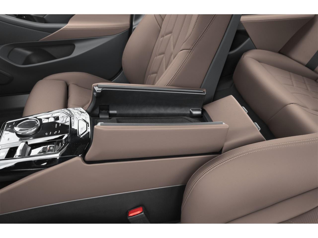 2027 BMW 5 Series 550e xDrive Sedan Photo