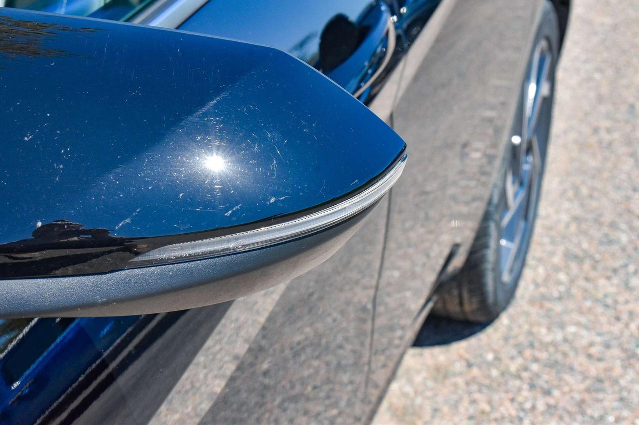 2025 Hyundai Elantra Luxury Photo4