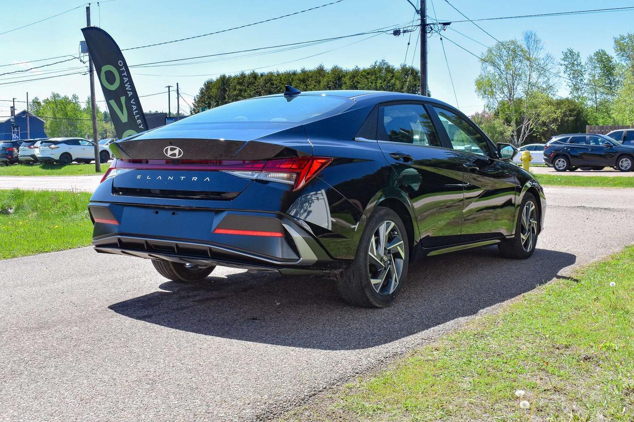 2025 Hyundai Elantra Luxury Photo