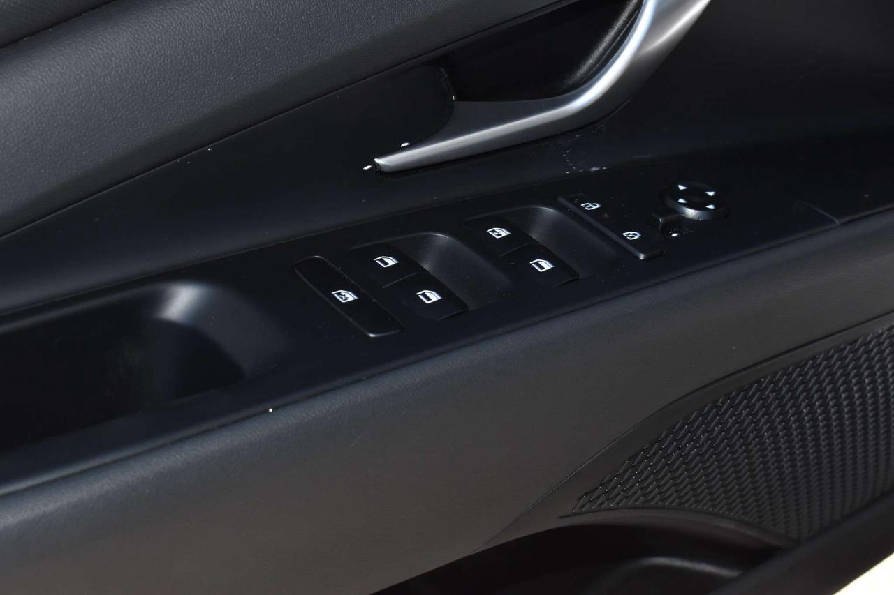 2025 Hyundai Elantra Luxury Photo