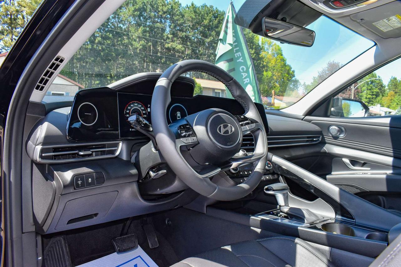 2025 Hyundai Elantra Luxury Photo