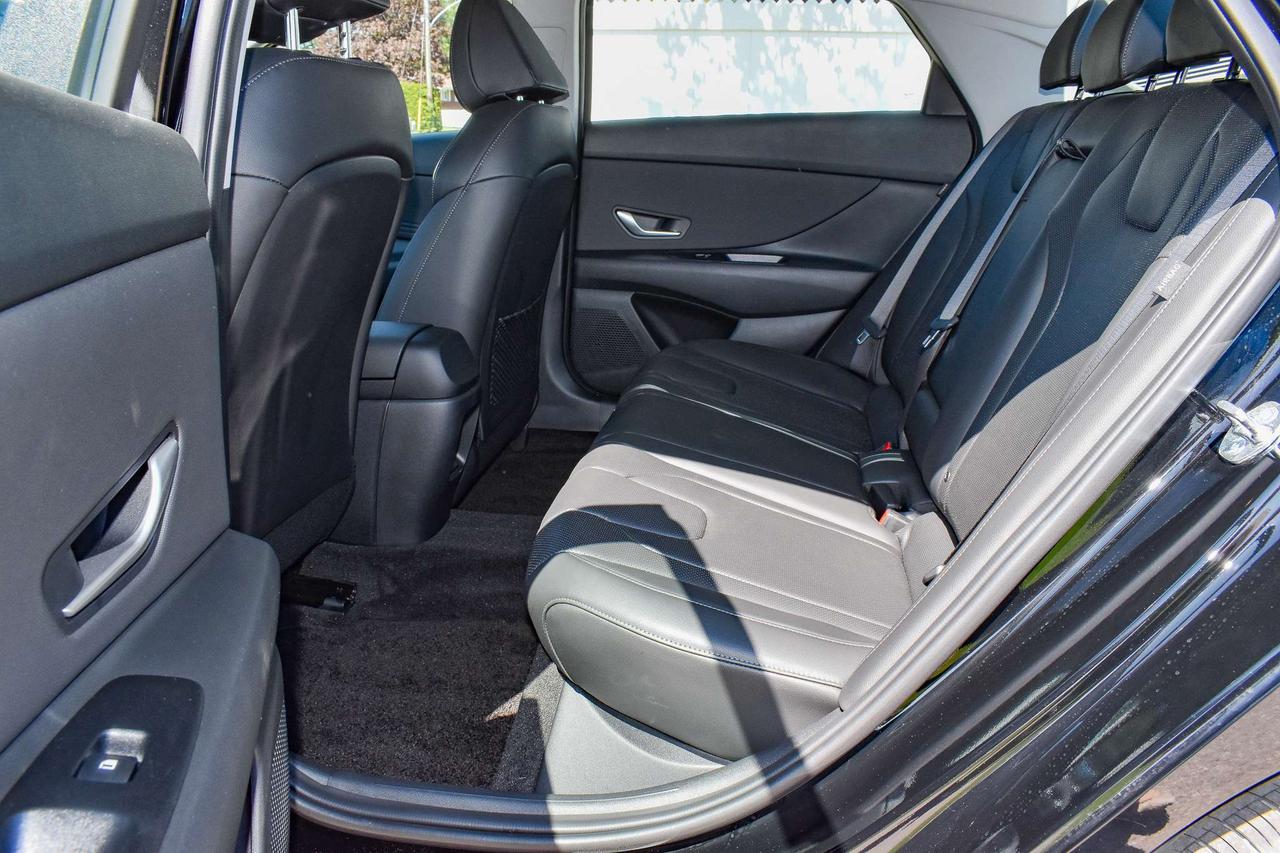 2025 Hyundai Elantra Luxury Photo