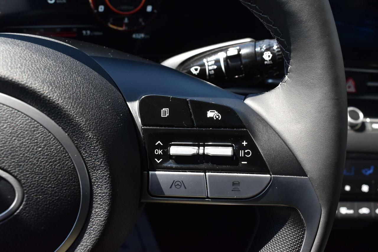 2025 Hyundai Elantra Luxury Photo
