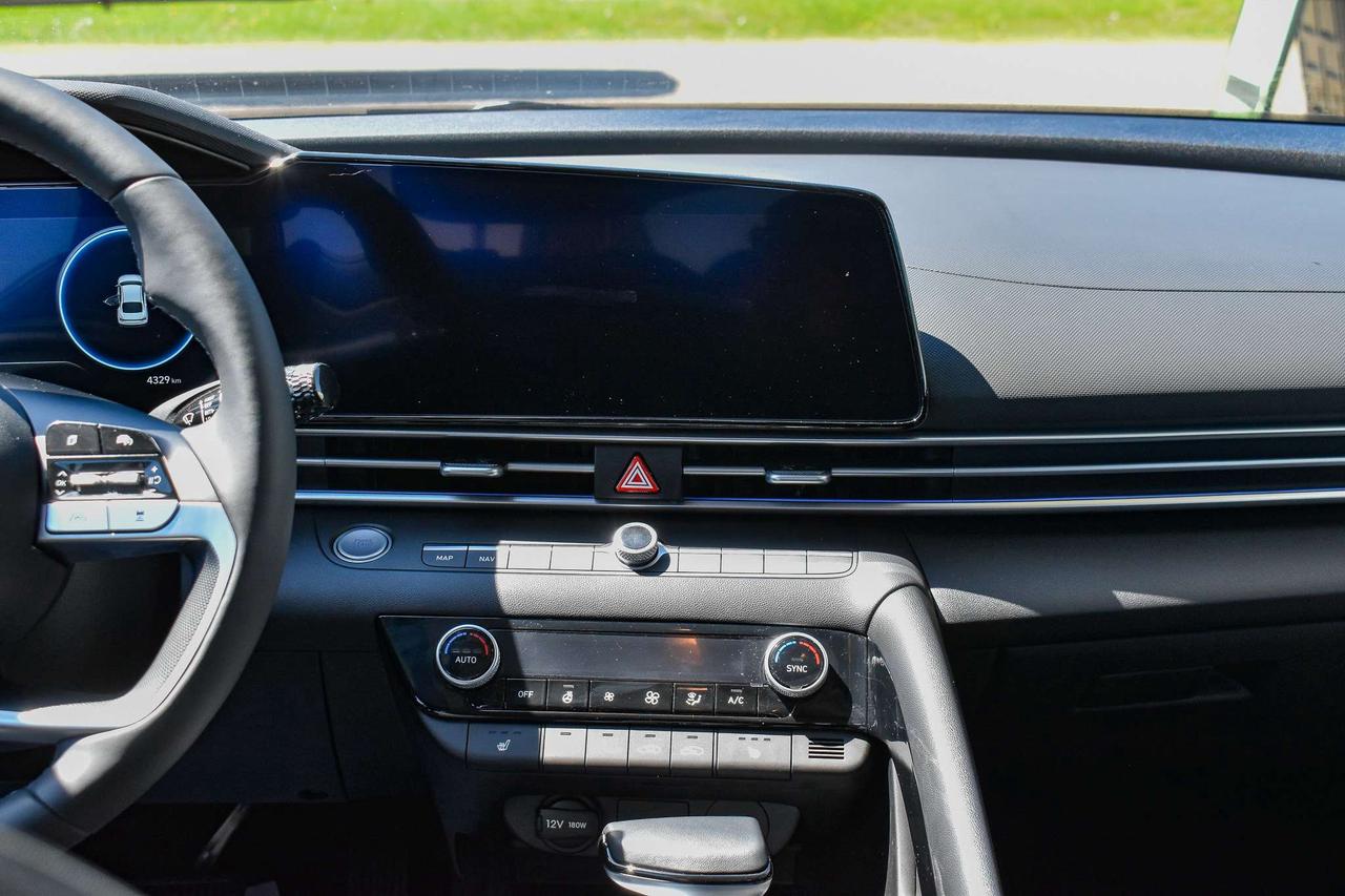2025 Hyundai Elantra Luxury Photo