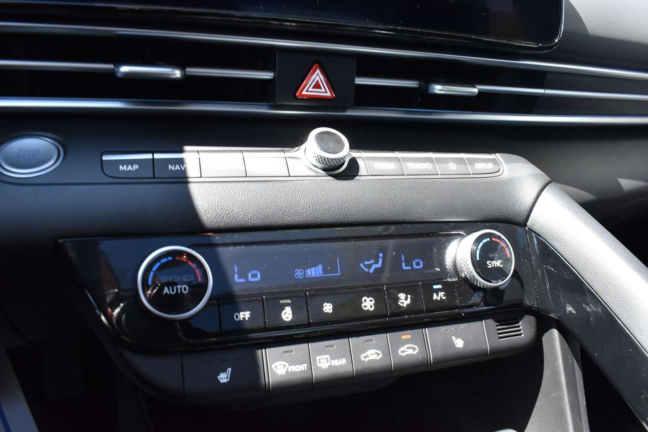 2025 Hyundai Elantra Luxury Photo