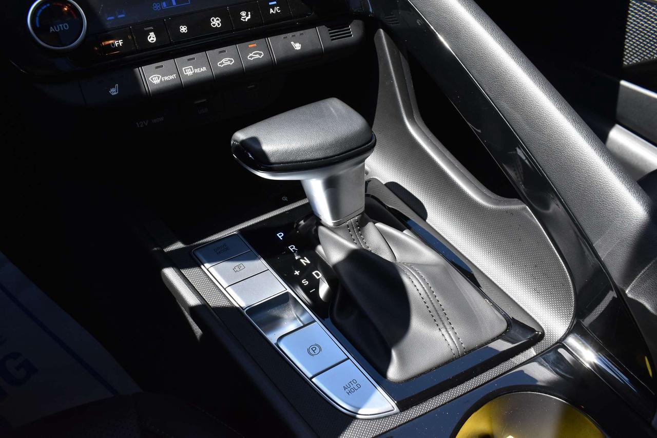 2025 Hyundai Elantra Luxury Photo