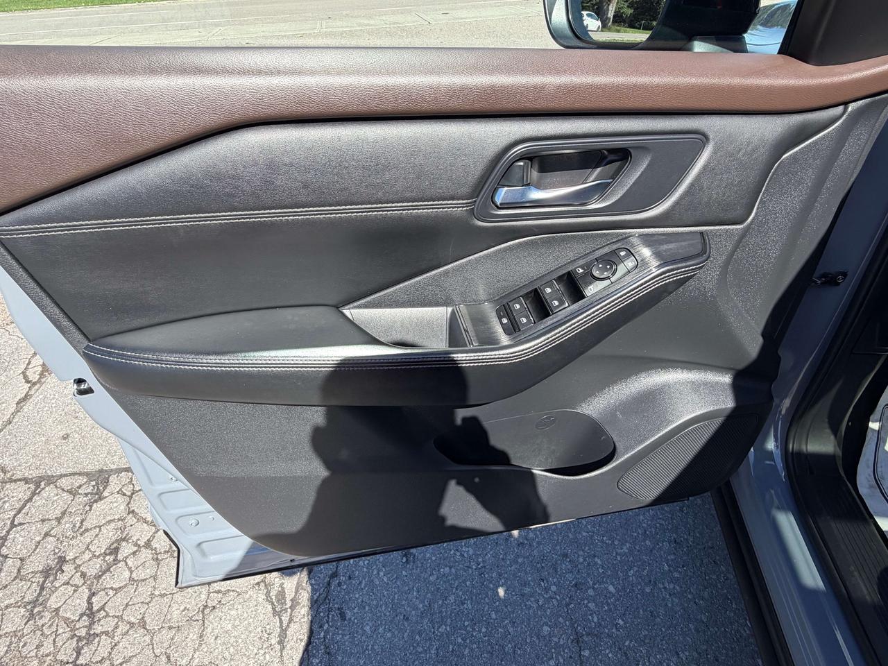 2023 Nissan Rogue SV MIDNIGHT/PWR ROOF/LEATHER/CALL PICTON Photo