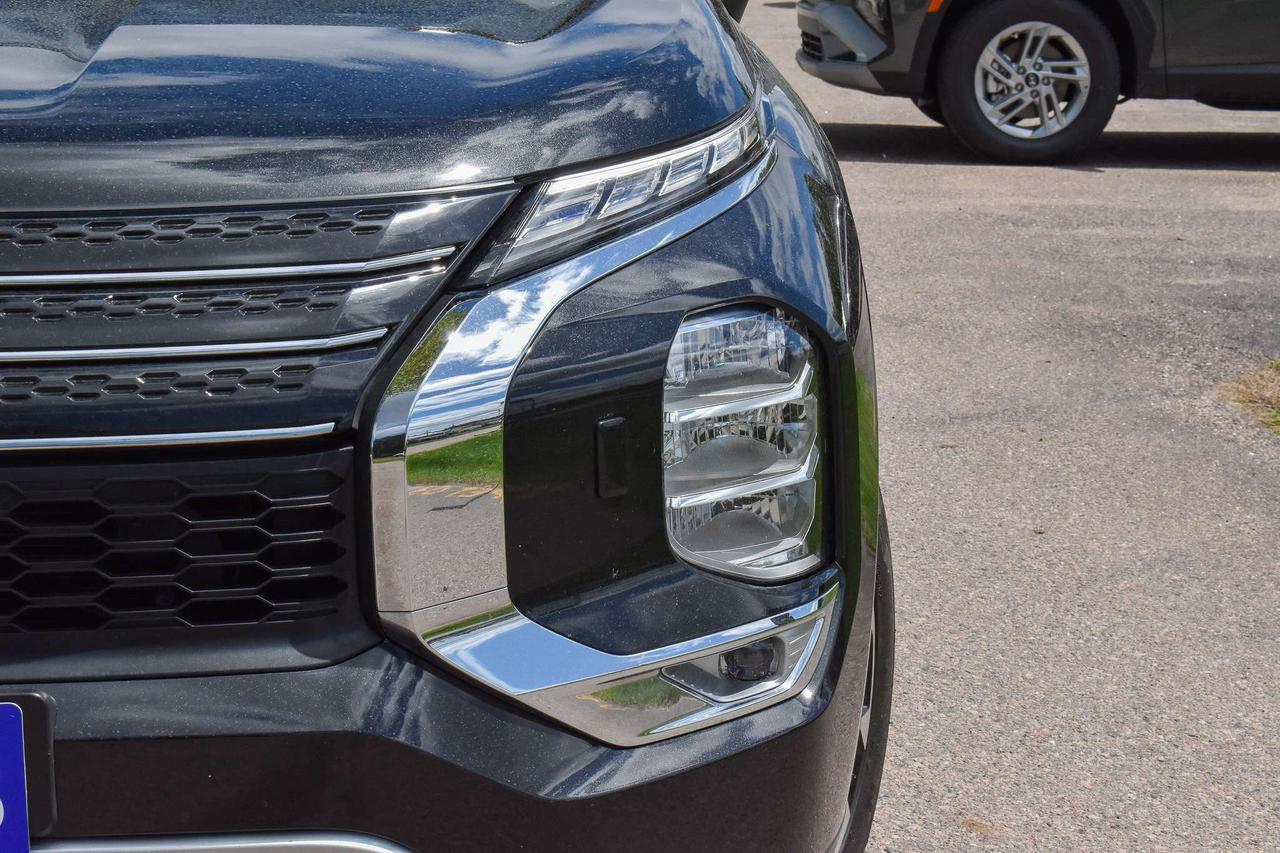 2023 Mitsubishi Outlander SE Photo