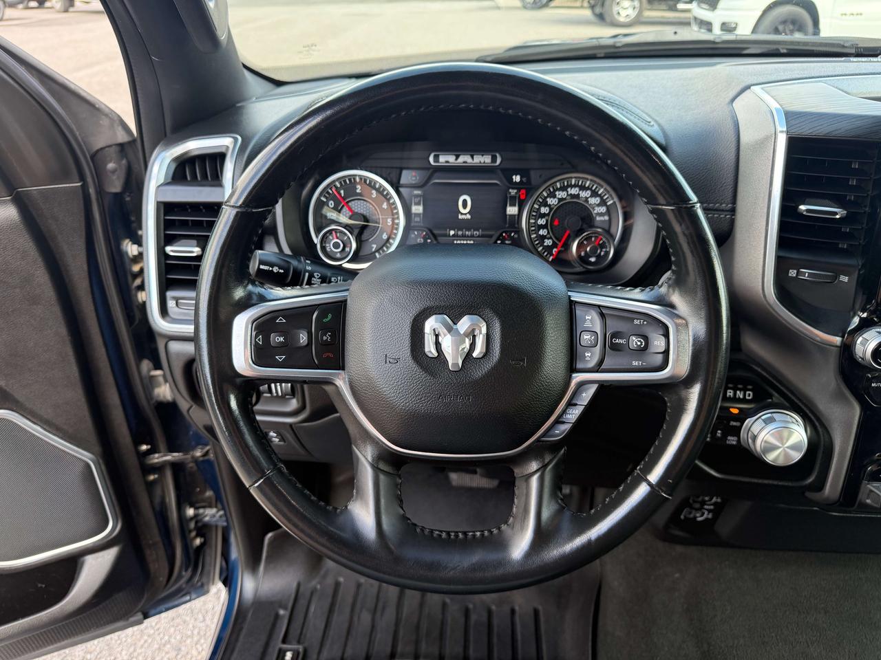 2023 RAM 1500 Laramie - htd/vntd leather - tow pkg Photo4