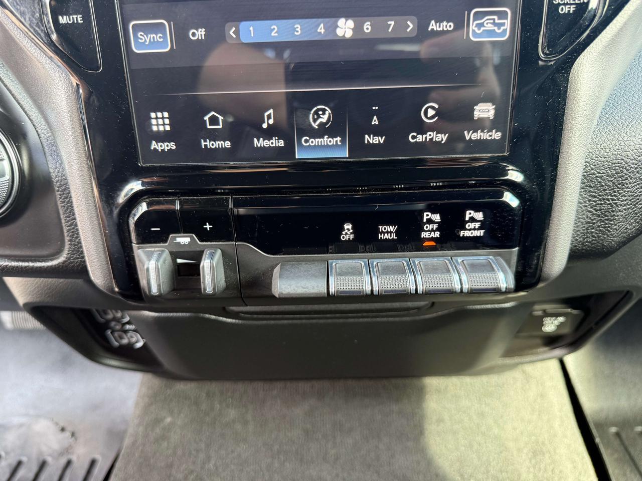 2023 RAM 1500 Laramie - htd/vntd leather - tow pkg Photo