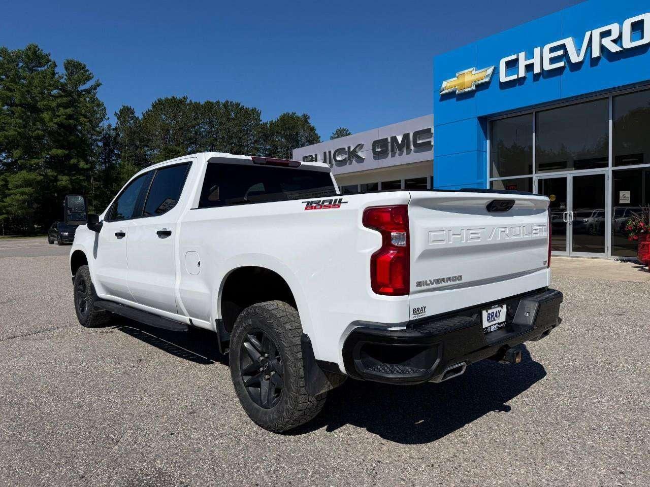 2024 Chevrolet Silverado 1500 BRAY ORINGINAL .OFF ROAD SUSPENSION 2 LIFT. TRAILERING PKG. ALL WEATHER MATS. BEDLINER. Photo3