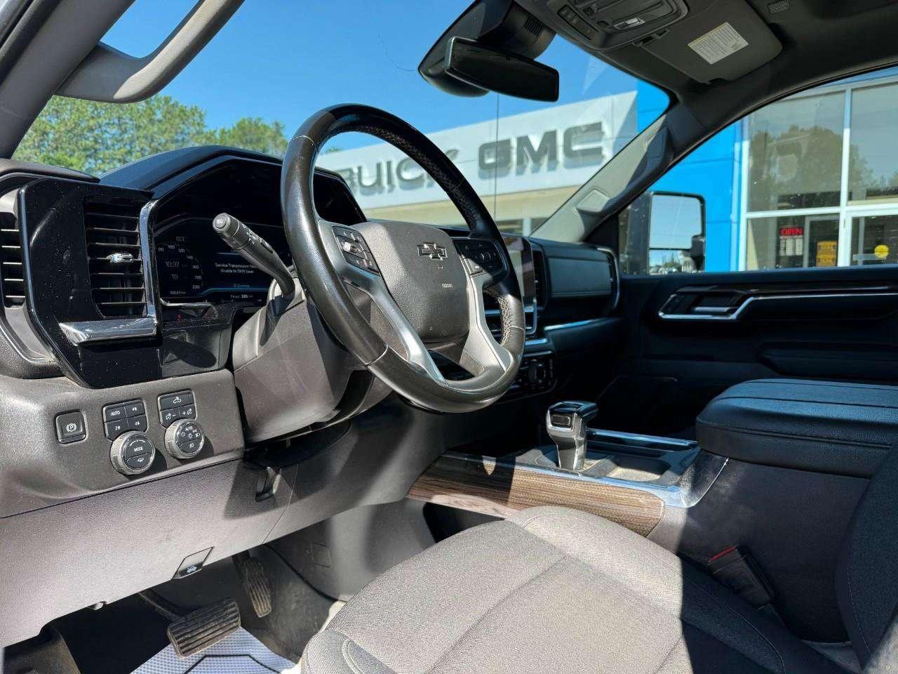 2024 Chevrolet Silverado 1500 BRAY ORINGINAL .OFF ROAD SUSPENSION 2 LIFT. TRAILERING PKG. ALL WEATHER MATS. BEDLINER. Photo