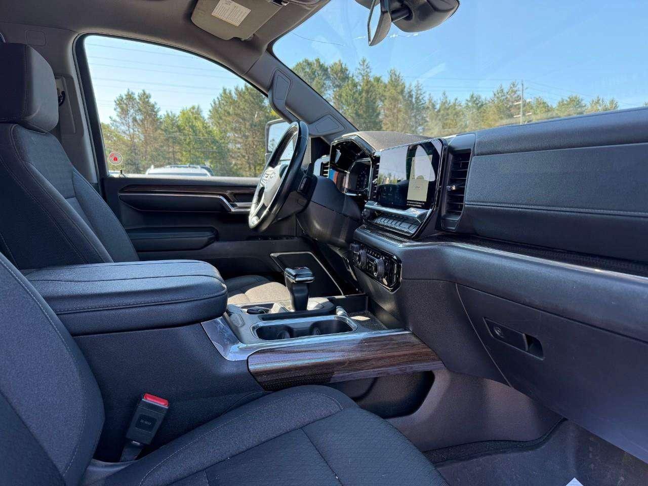 2024 Chevrolet Silverado 1500 BRAY ORINGINAL .OFF ROAD SUSPENSION 2 LIFT. TRAILERING PKG. ALL WEATHER MATS. BEDLINER. Photo