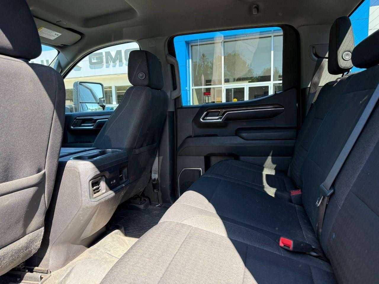 2024 Chevrolet Silverado 1500 BRAY ORINGINAL .OFF ROAD SUSPENSION 2 LIFT. TRAILERING PKG. ALL WEATHER MATS. BEDLINER. Photo