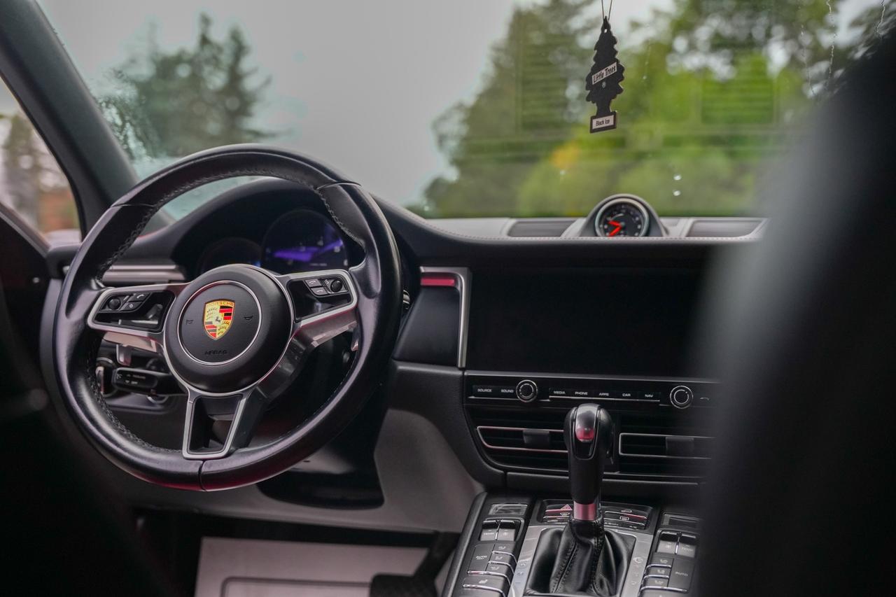 2021 Porsche Macan  Photo