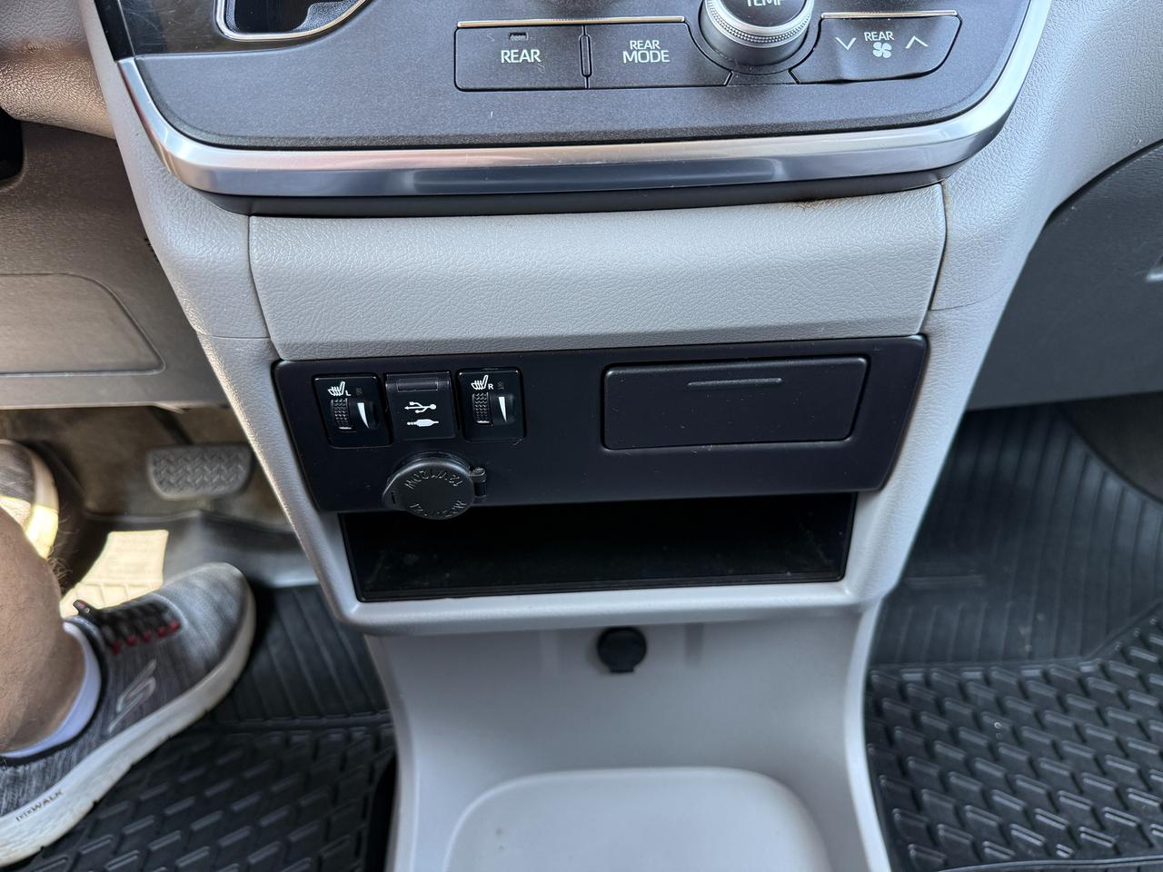 2018 Toyota Sienna LE 8PASS,REARVIEW CAMERA,NO ACCIDENTS,CERTIFIED! Photo