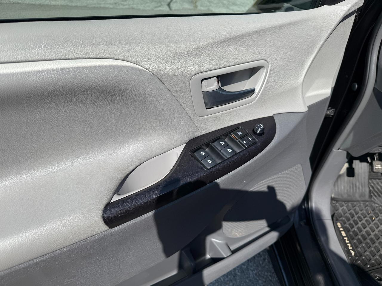 2018 Toyota Sienna LE 8PASS,REARVIEW CAMERA,NO ACCIDENTS,CERTIFIED! Photo