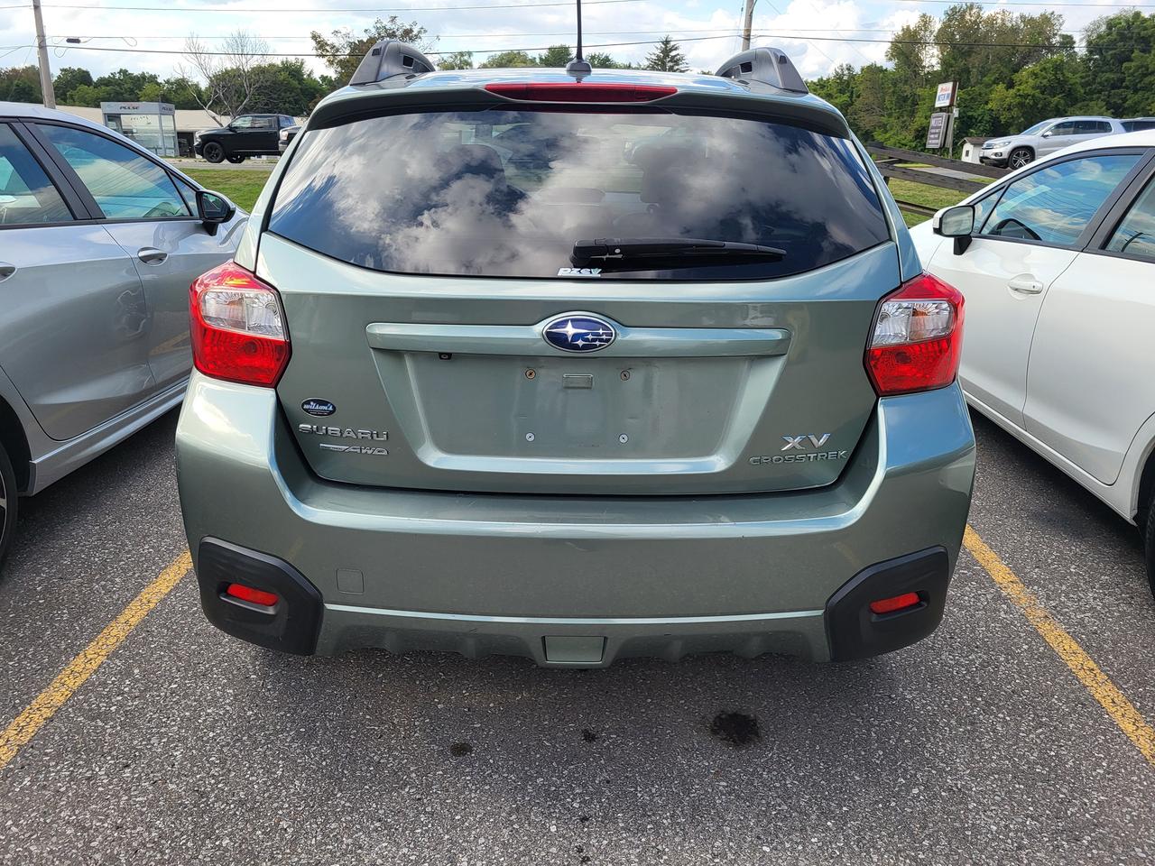 2015 Subaru XV Crosstrek 2.0i w/Limited Pkg Photo2