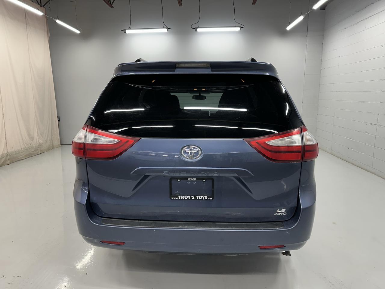 2017 Toyota Sienna 5dr LE 7-Pass AWD Photo5