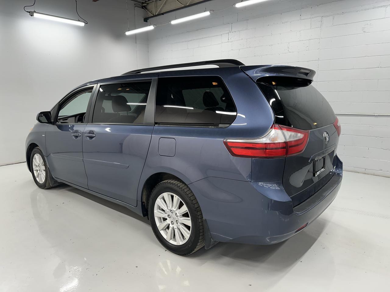 2017 Toyota Sienna 5dr LE 7-Pass AWD Photo25