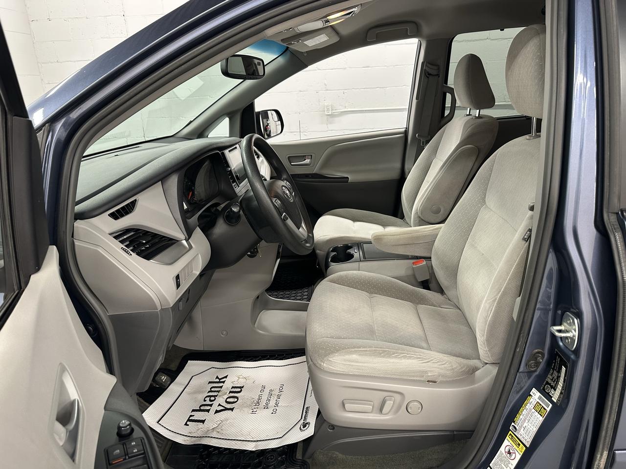 2017 Toyota Sienna 5dr LE 7-Pass AWD Photo19