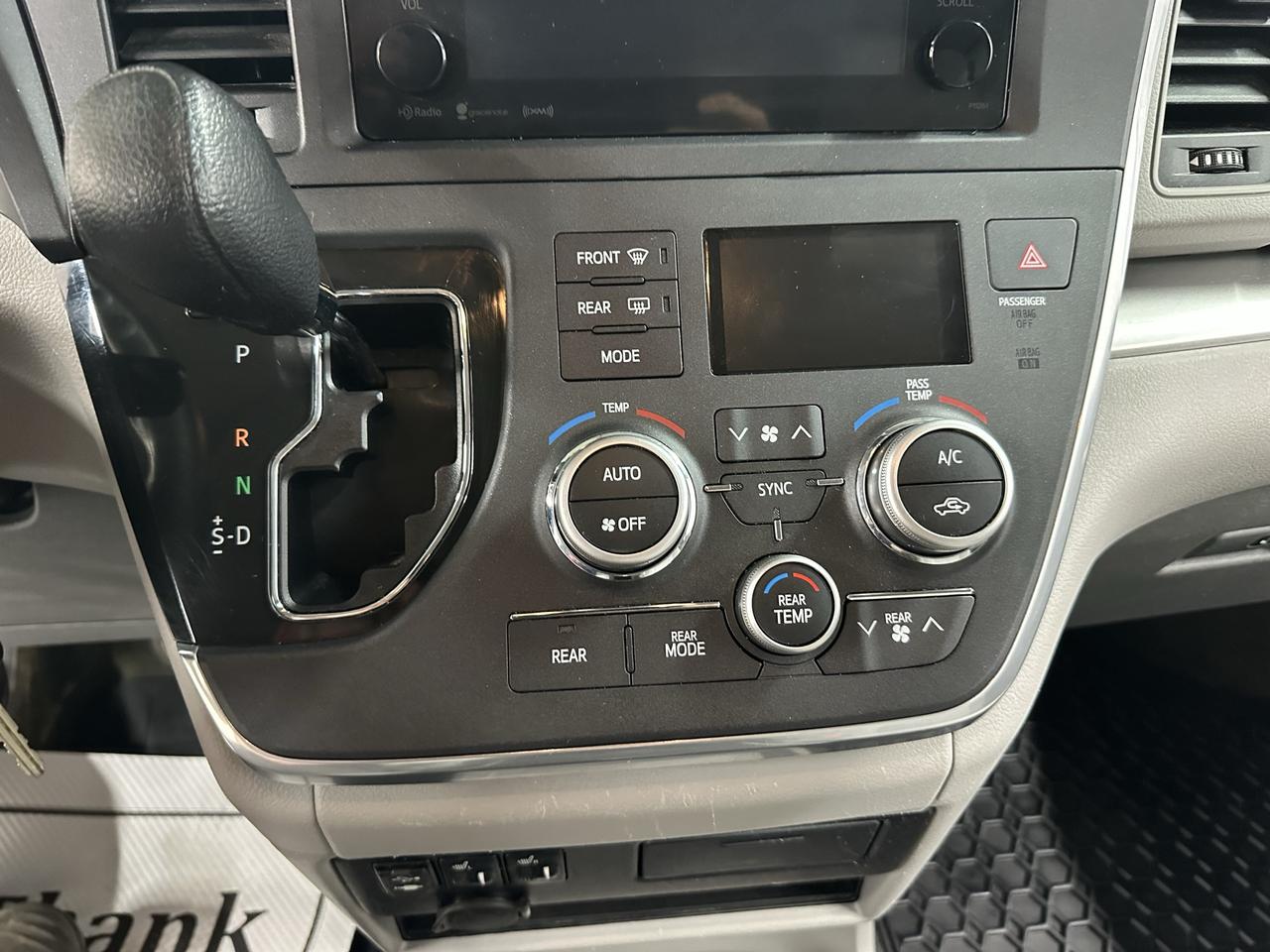 2017 Toyota Sienna 5dr LE 7-Pass AWD Photo33
